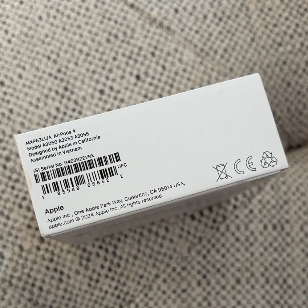 BRAND NEW IN SEALED BOX Apple AirPods 4 - Picture 3 of 8